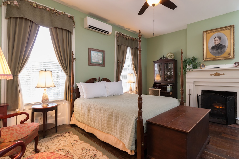 Classic Room, 1 Queen Bed, Private Bathroom