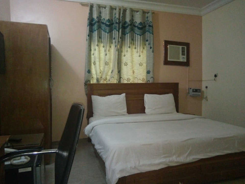 Deluxe Room, 1 Queen Bed, Non Smoking photo 3