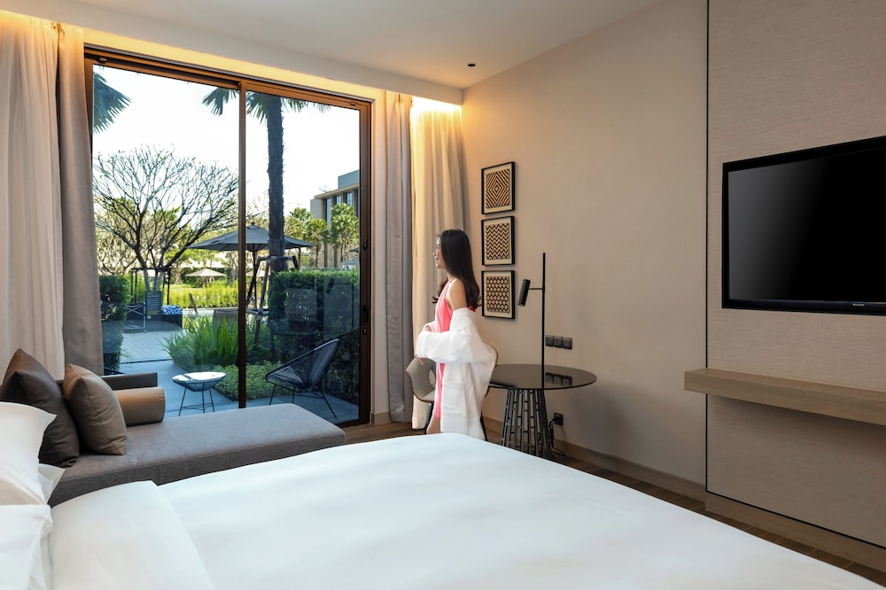 Deluxe Room, 1 King Bed, Garden View thumbnail 5