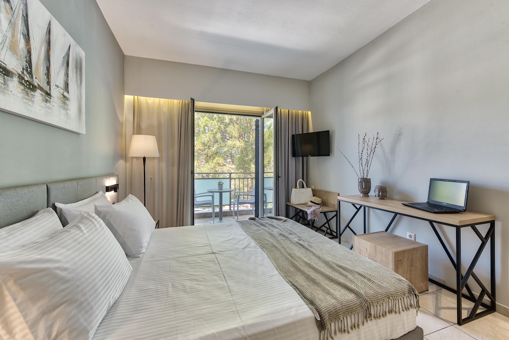 Premium Room, Pool View (Double/ Triple/ Quad) photo 2