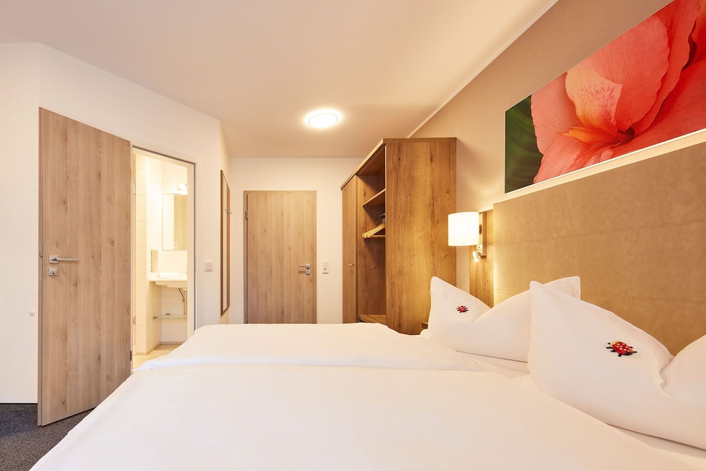 Deluxe Double Room, 1 Queen Bed, Non Smoking, Park View photo 2