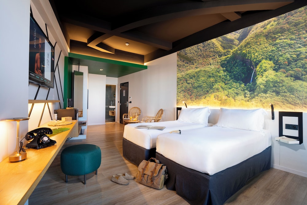 Tahitian Room Twin