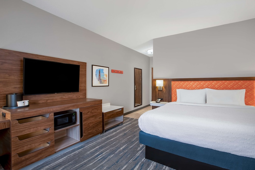 Room, 1 King Bed, Non Smoking (Peloton) - Photo 3