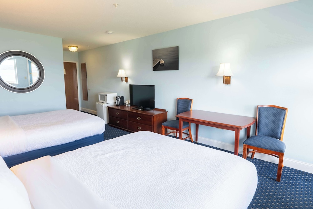 Standard Room, 2 Queen Beds, Balcony, Bay View - Photo 3
