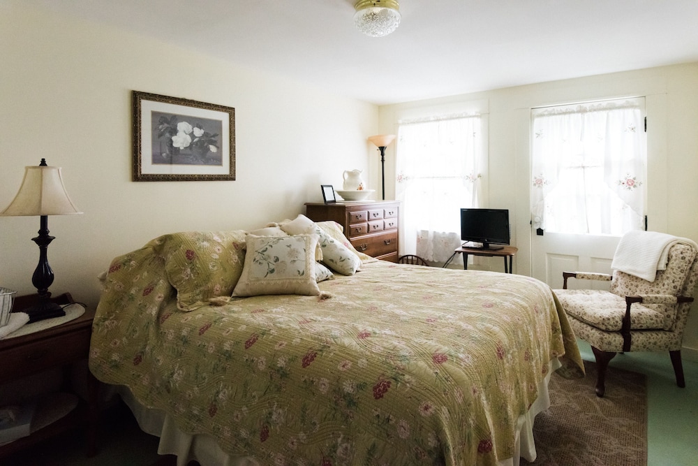Room, 1 Queen Bed, Shared Bathroom