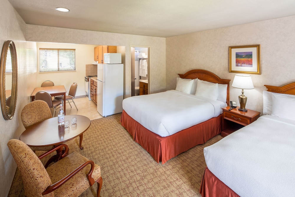 Standard Room, 1 King Bed photo 3