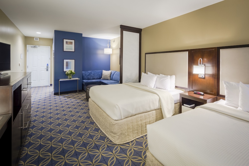 Deluxe Room, Multiple Beds - Photo 1