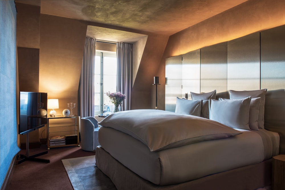Deluxe Room, 1 King Bed, Pool Access, Garden View photo 1