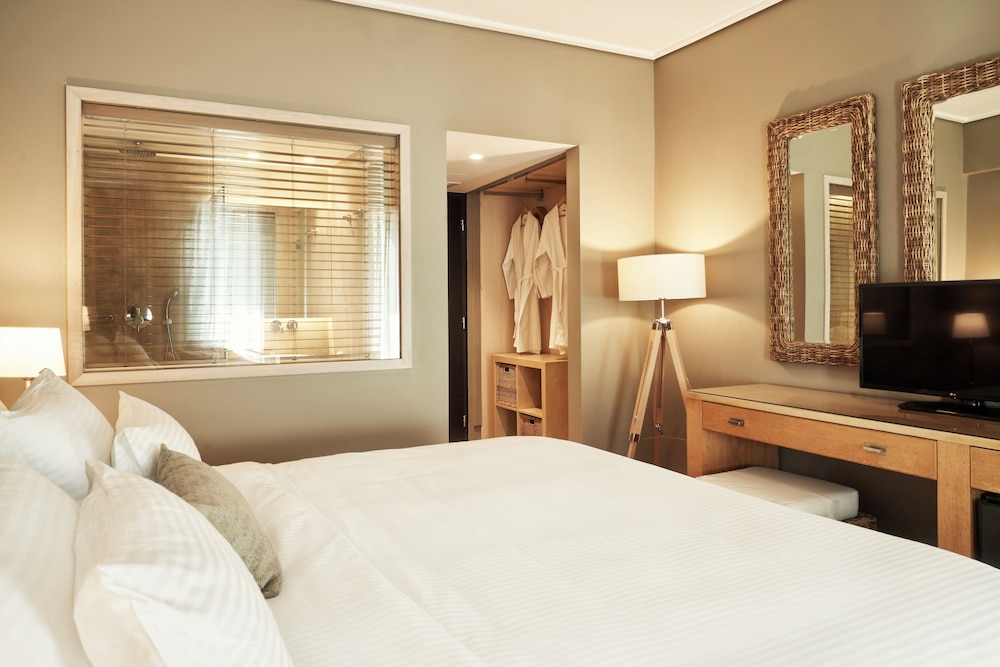 Premium Double or Twin Room thumbnail 5