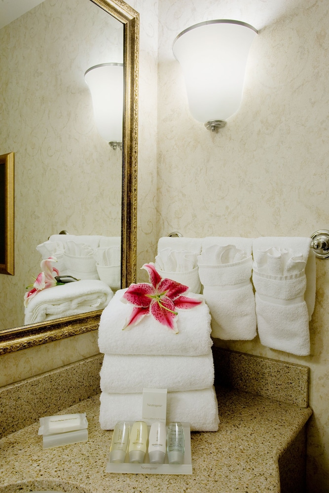 Suite, Accessible - Photo 7