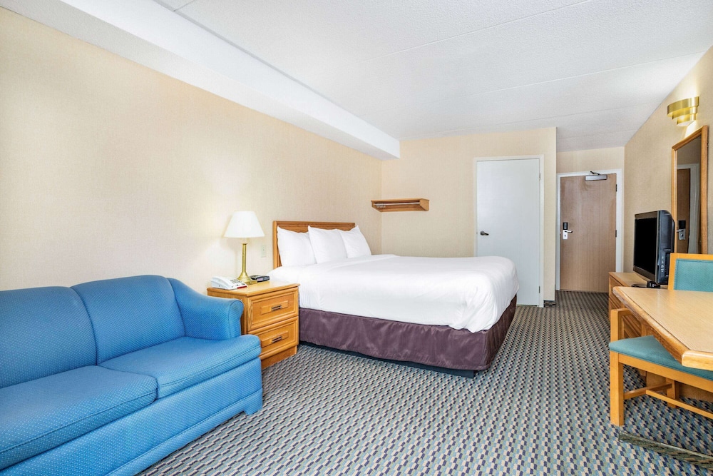 Room, 1 King Bed, Non Smoking - Photo 2
