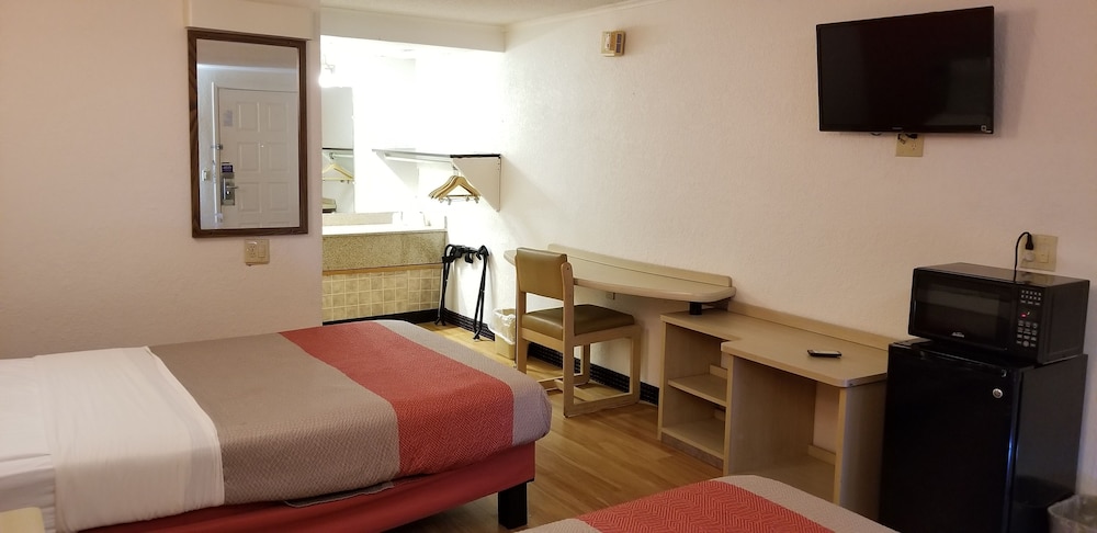 Standard Room, 2 Double Beds, Non Smoking - Photo 4