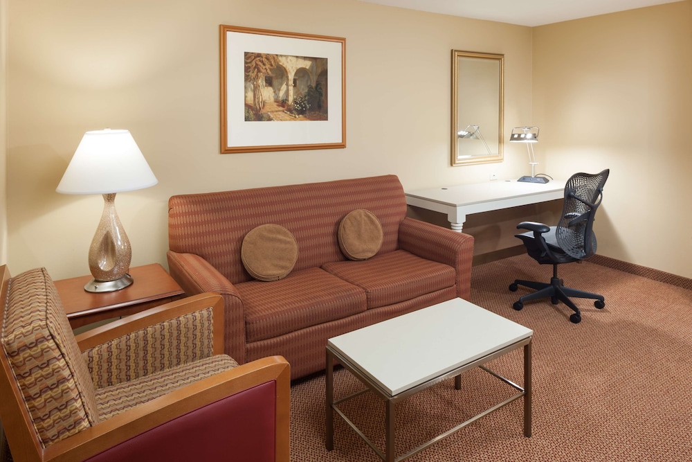 Suite, 1 King Bed - Photo 2