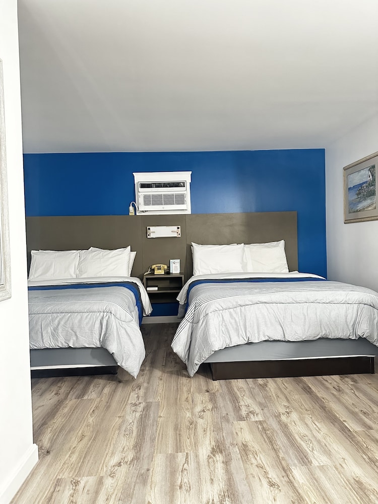 Deluxe Quadruple Room, 2 Queen Beds photo 2