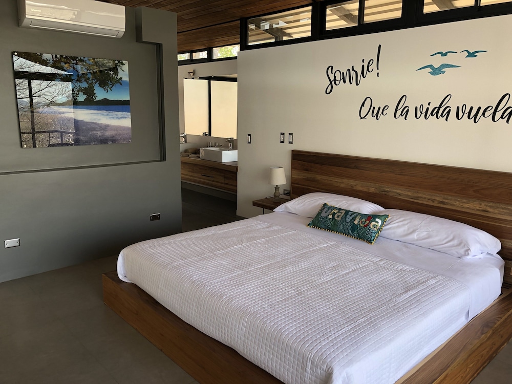 Deluxe Studio Suite, 1 King Bed, Valley View