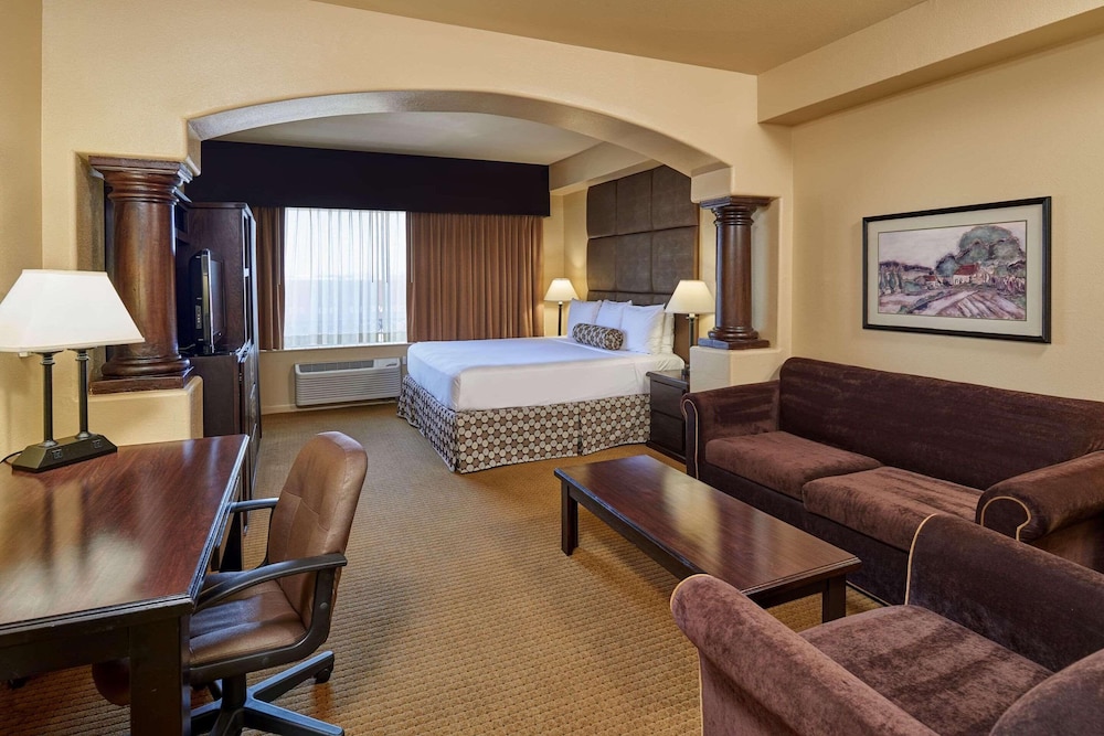 Suite, 1 King Bed, Non Smoking (Upgrade) - Photo 1