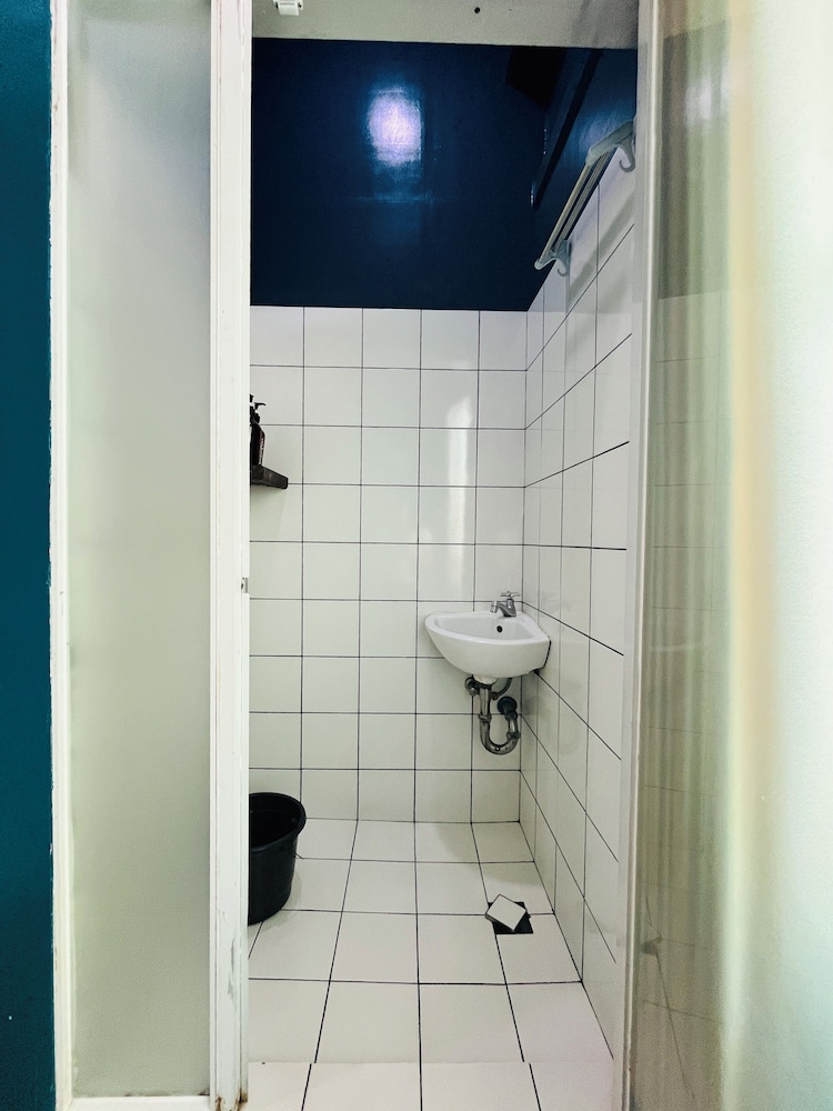 Economy Double Room, 1 Double Bed, Private Shower without Toilet photo 3