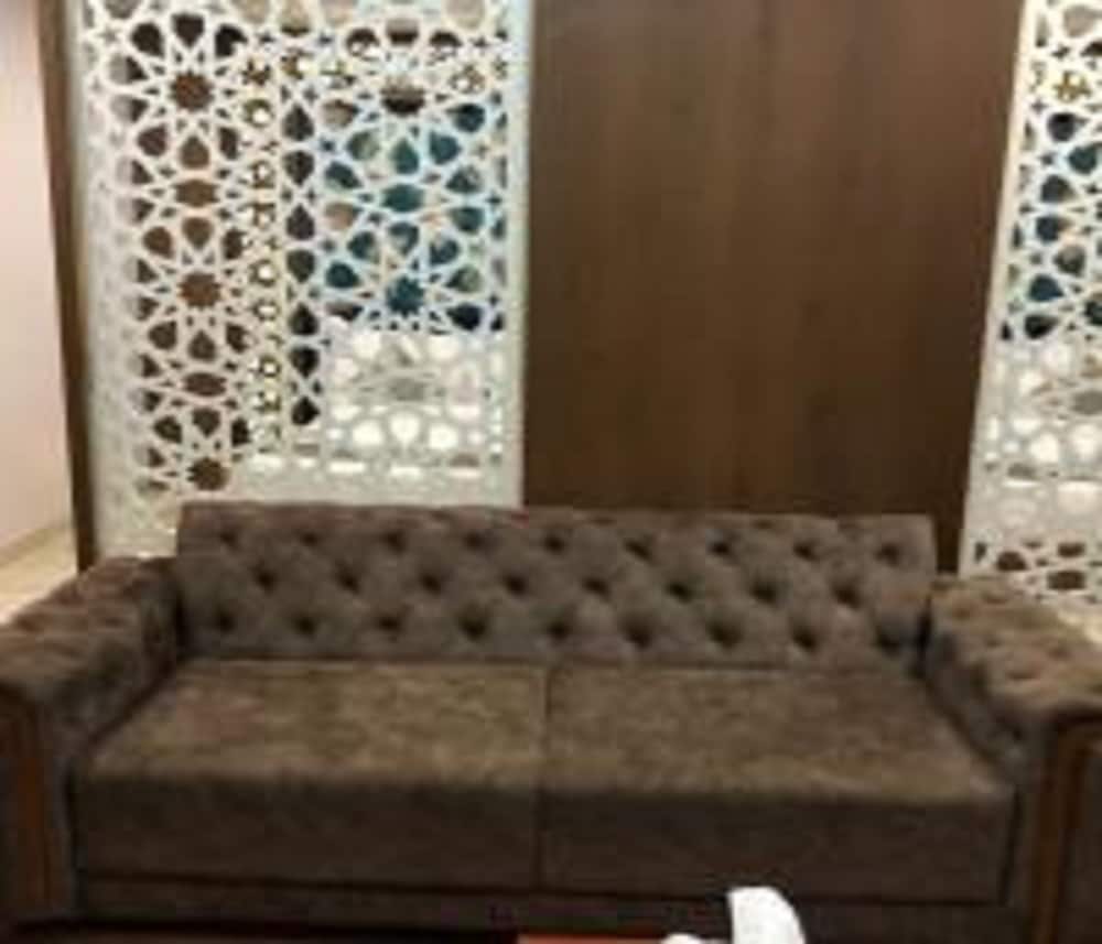 Family Suite with Bathtub - Photo 4