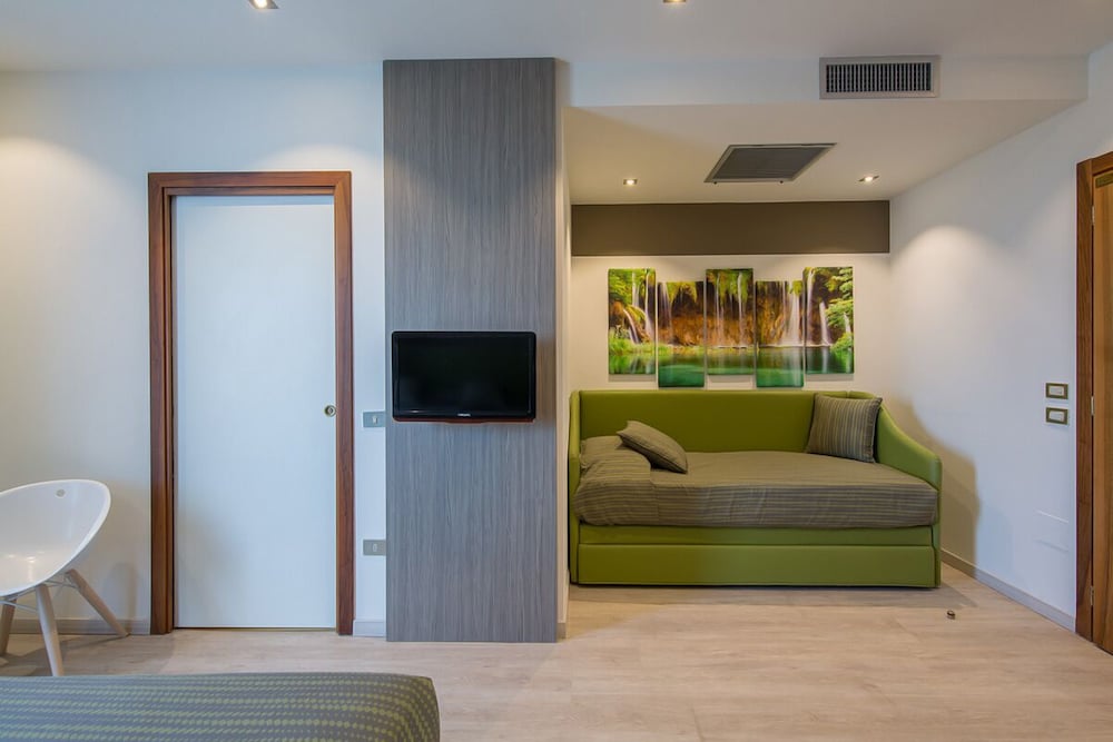 Superior Triple Room, Balcony, Partial Lake View - Photo 2