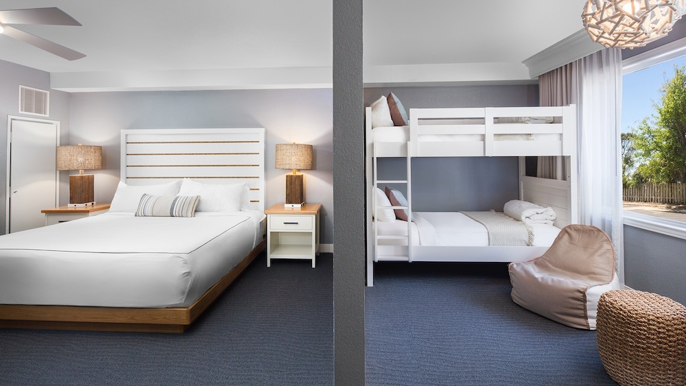 Family Suite (1 King Bed & 1 Bunk Bed)