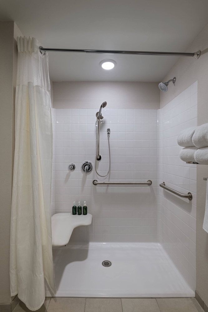 Room, 2 Queen Beds (Mobility Accessible, Roll-In Shower) - Photo 4