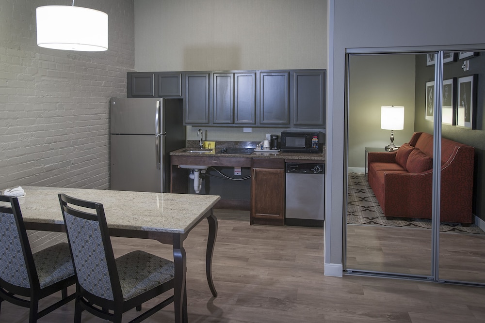 Suite, king bed, sofa bed, kitchen, accessible tub - Photo 2
