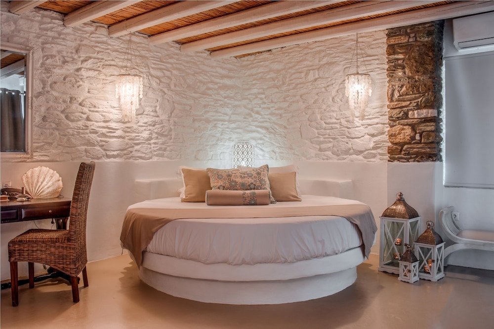 Deluxe Honeymoon Suite with Sea View photo 1