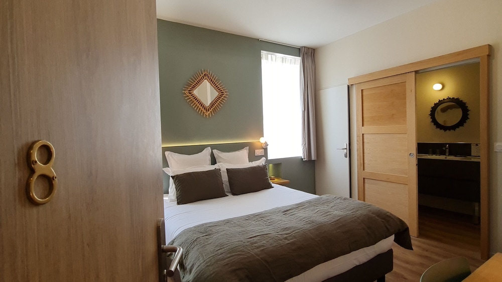 Deluxe Double Room, City View - Photo 15