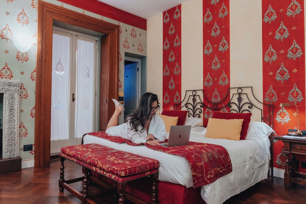 Deluxe Triple Room, 1 Queen Bed with Sofa bed photo 3