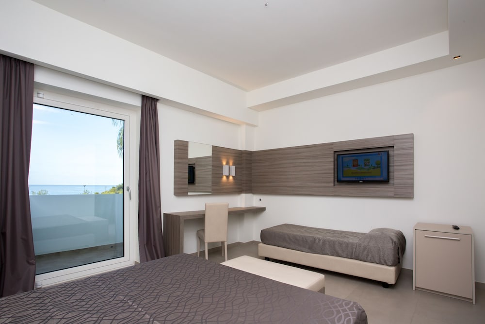 Panoramic Triple Room, 1 Bedroom, Sea Facing photo 3