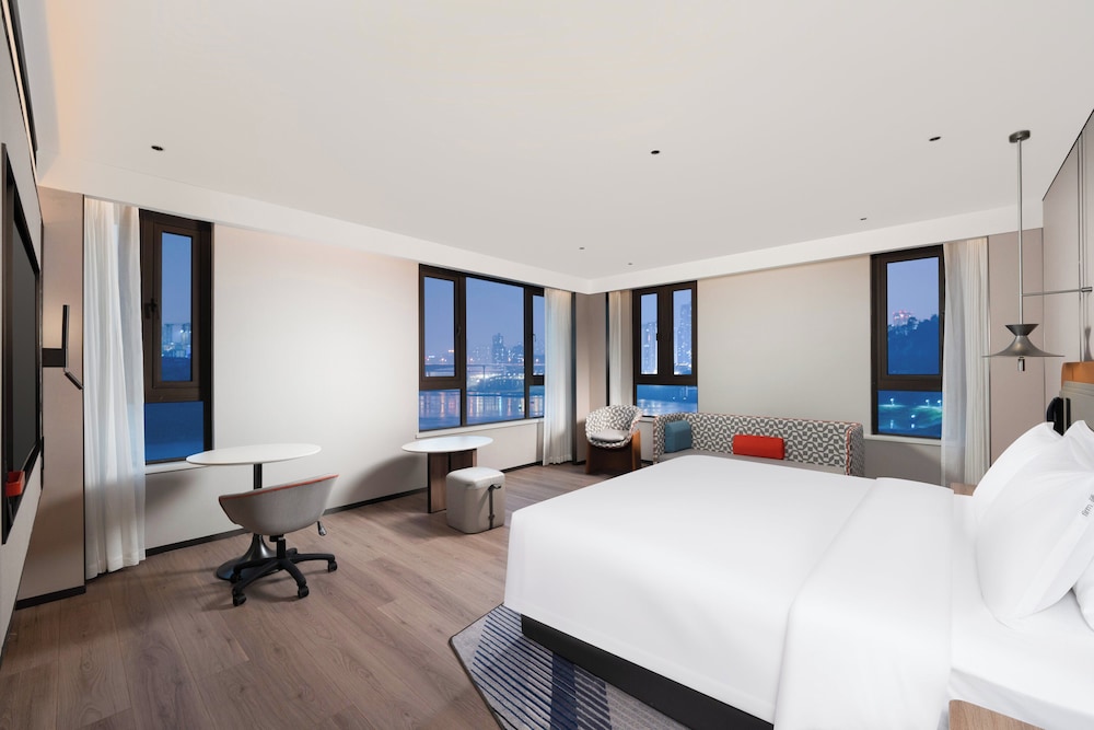 1 King Suite River View thumbnail 5