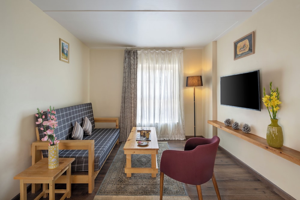 Executive Club Suite with Private Balcony - Photo 5