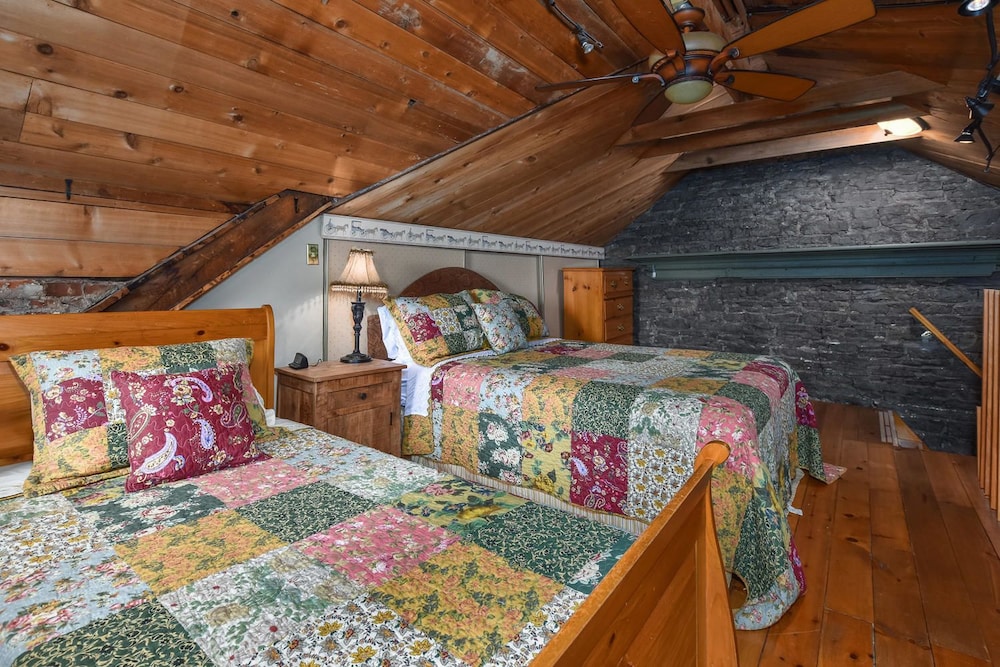 201 : The Penthouse South : The Canadiana Suite photo 2