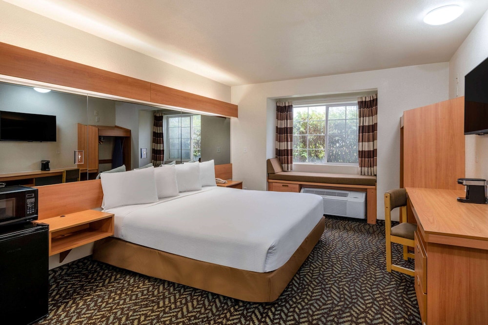 Room, 1 King Bed, Accessible, Roll-in Shower, Non Smoking - Photo 4