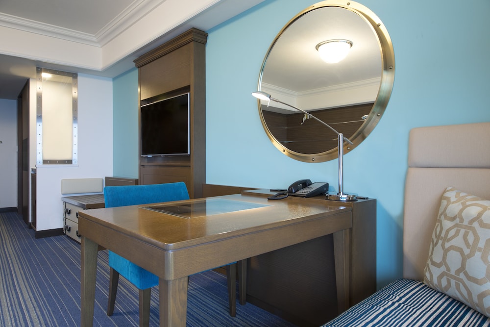 Guest room, 3 Twin Beds, Non Smoking, Disney or Bay view,  Main Building, Balcony - Photo 5