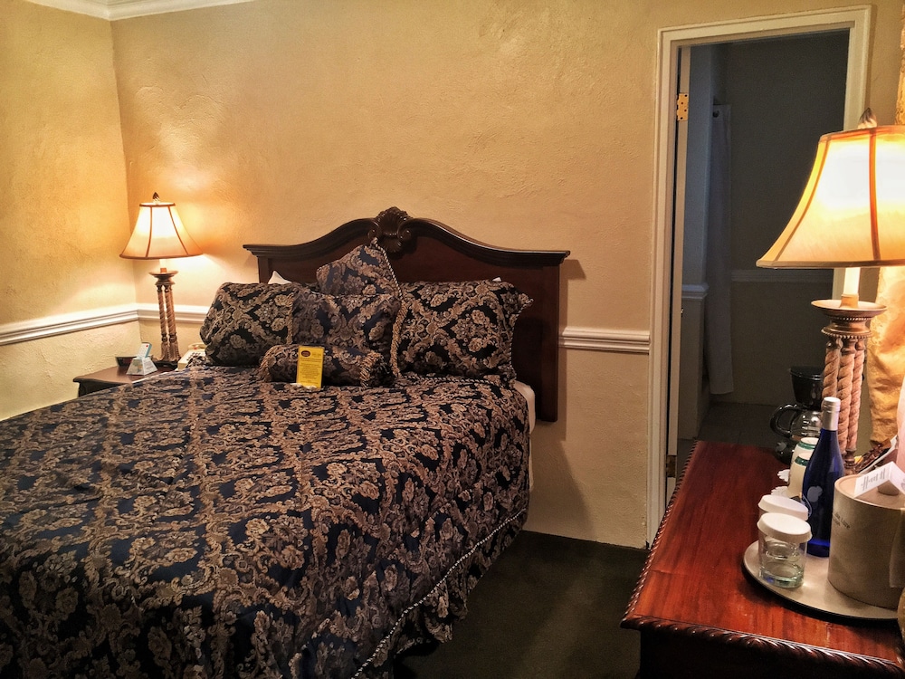 Economy Single Room, 1 Queen Bed, Annex Building (located beside the Historic Inn)