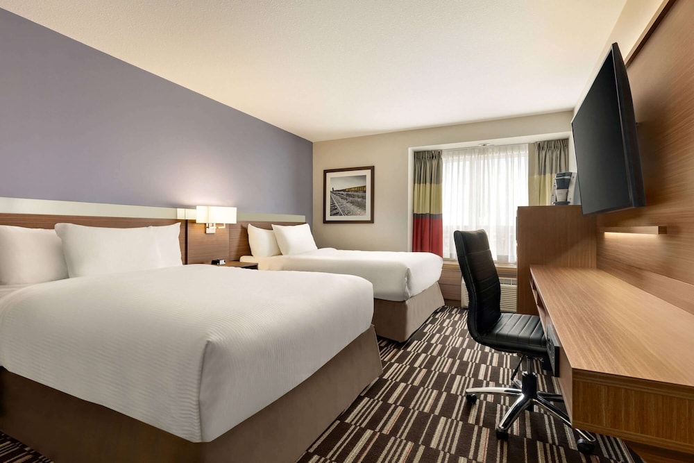 Business Room, 2 Queen Beds (Shower/Tub Combo) photo 1