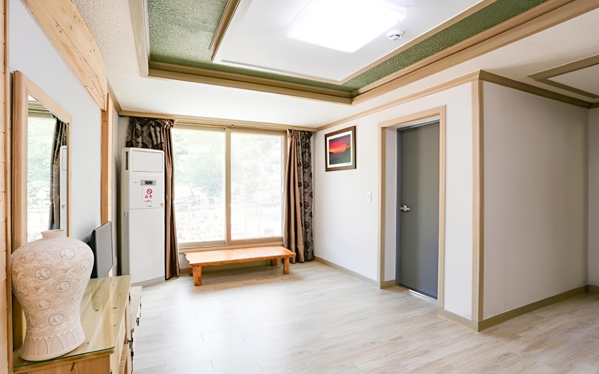 Room (66 - 6)