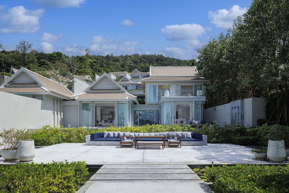Presidential Beachfront Pool Villa