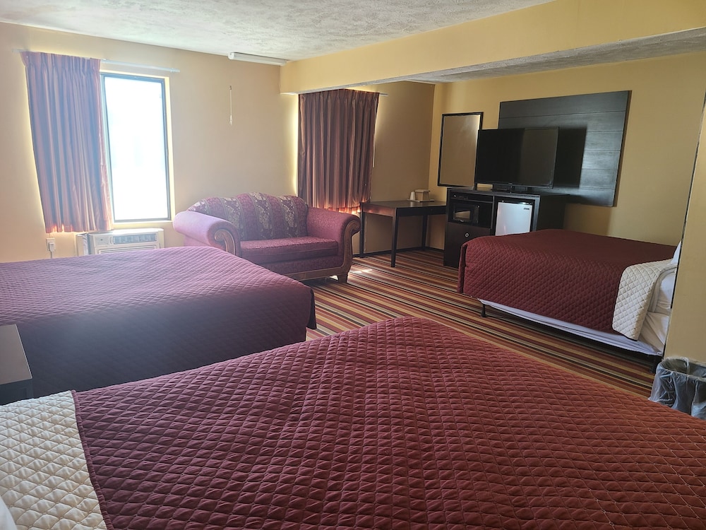 Family Triple Room, 3 Bedrooms, Refrigerator & Microwave photo 2