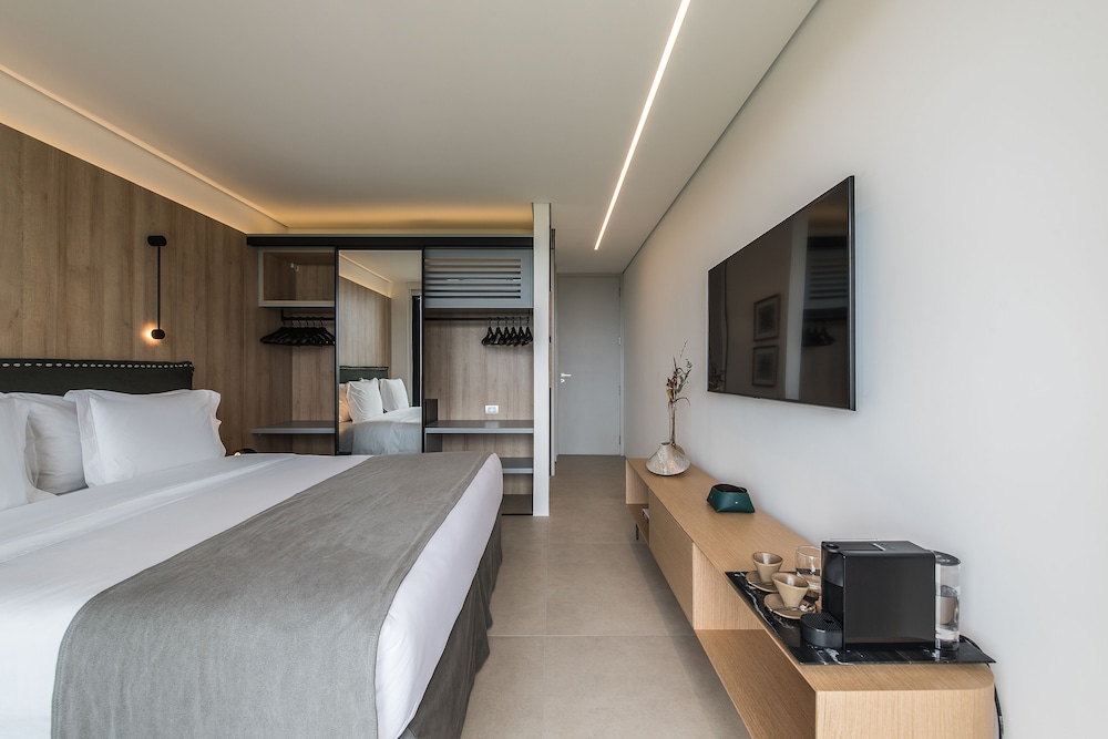 Luxury Suite - Photo 7