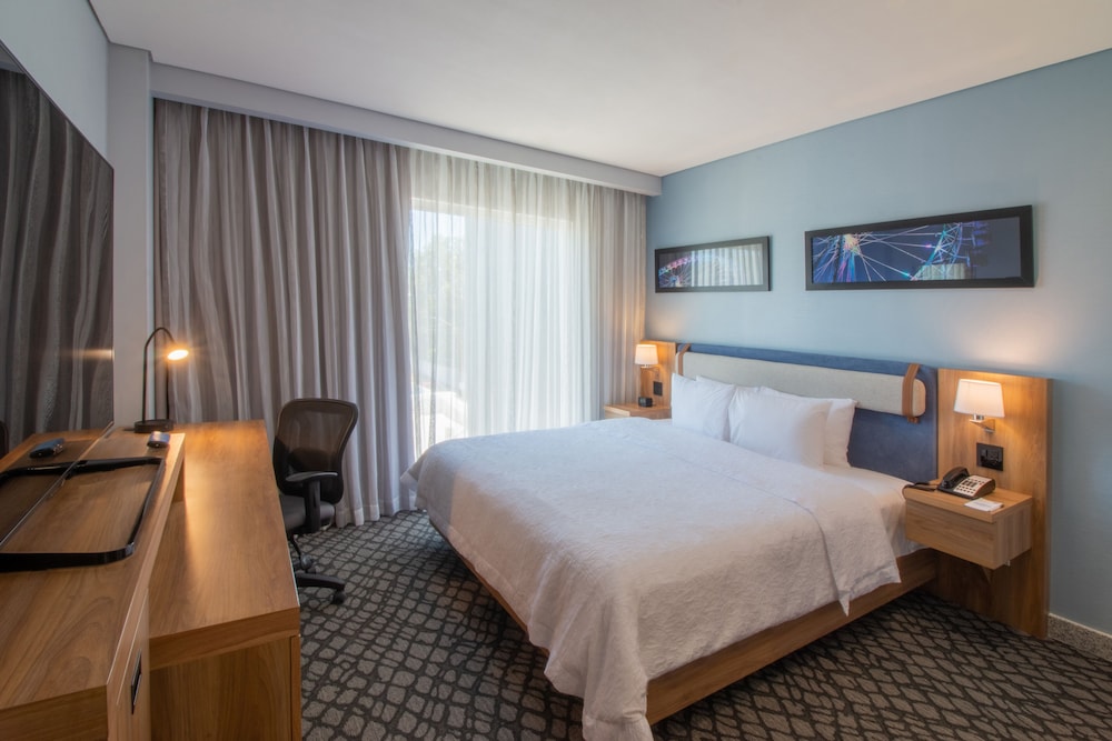 Business Room, 1 King Bed, Refrigerator & Microwave (Wet bar) - Photo 4