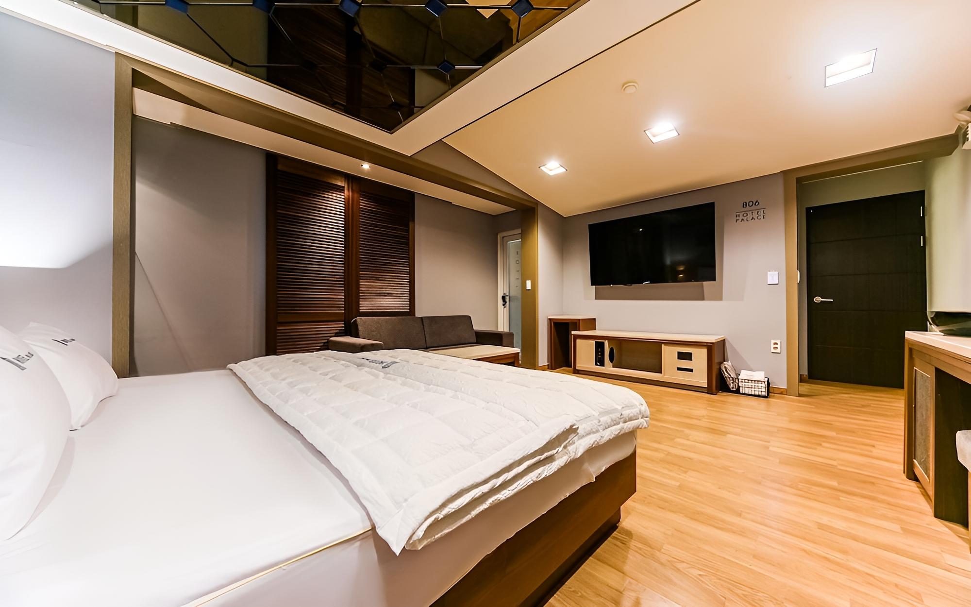 Room (Suite) - Photo 8