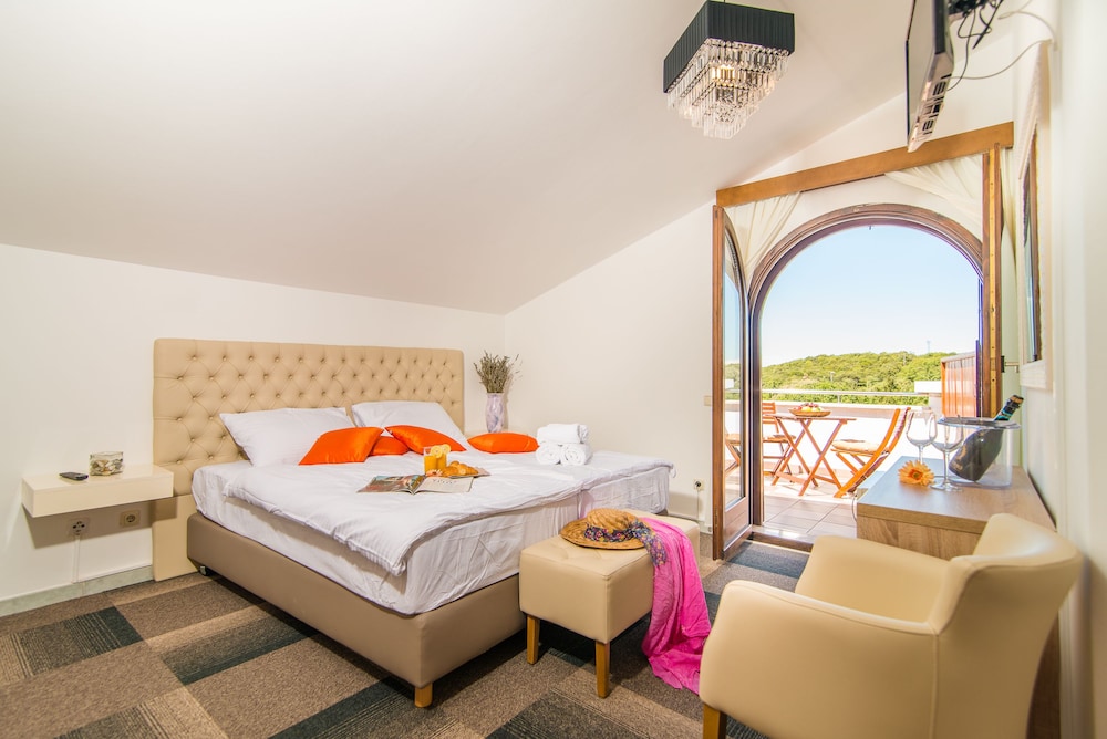 Triple Room, 2 Bedrooms, Balcony, Sea View photo 1
