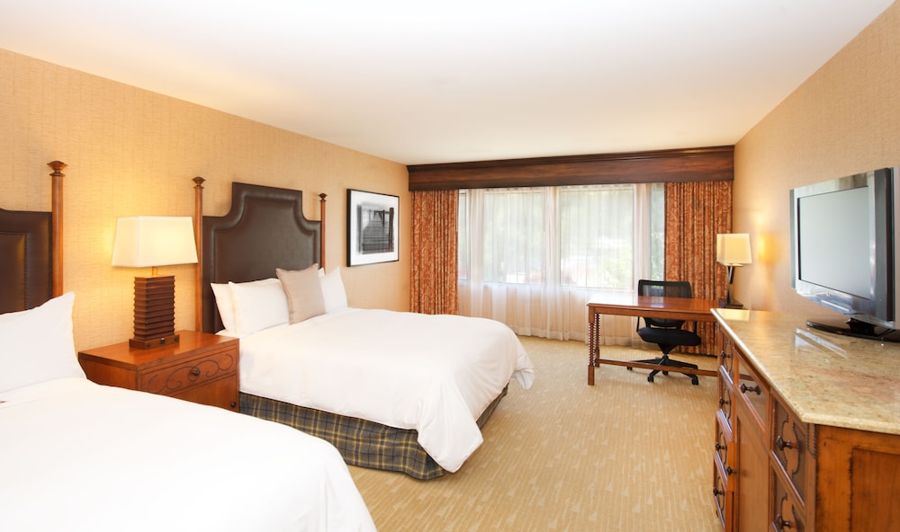 Room, 2 Queen Beds, Roll-in Shower - Photo 2