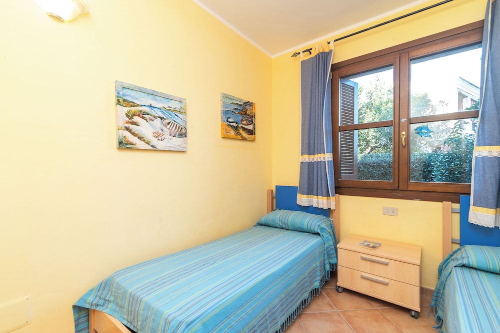 Family Apartment, Multiple Bedrooms, 2 Bathrooms (Il Borgo C8 700m From The Beach)