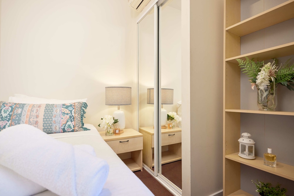 Two Single Bedroom Apartment - Photo 9