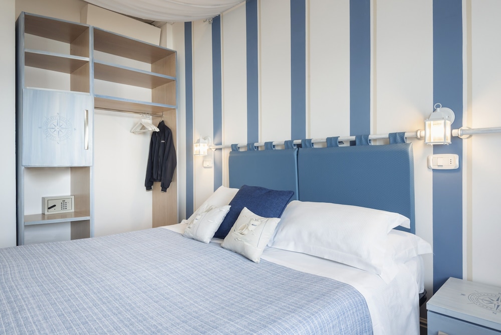 Standard Double or Twin Room, Sea View photo 2