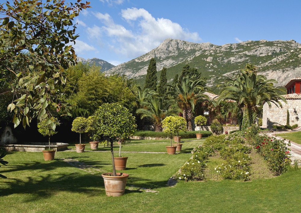 Classic Suite, 1 Double Bed, Mountain View, Garden Area Classic Suite, 1 Double Bed, Mountain View, Garden Area