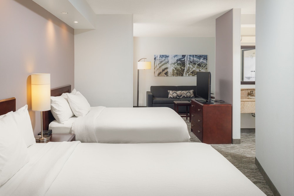 Suite, 2 Double Beds (Mobility/Hearing Access, Roll-In Shwr) photo 2